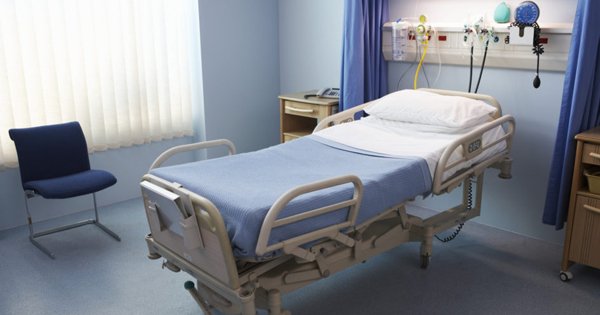 ¿Cuáles son las funciones de una cama eléctrica hospitalaria?
