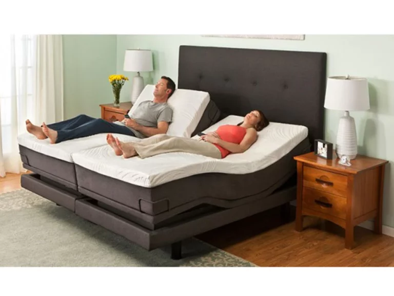 Pareja sobre cama eléctrica